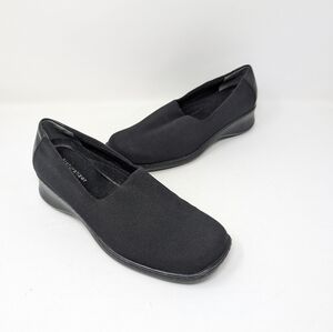 Women's fabric wedge shoe by Naturalizer. Size 8